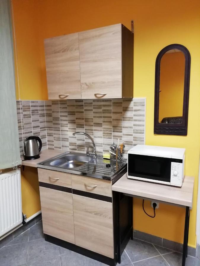 Collingo Belvarosi Szallas Appartement Kazincbarcika Buitenkant foto
