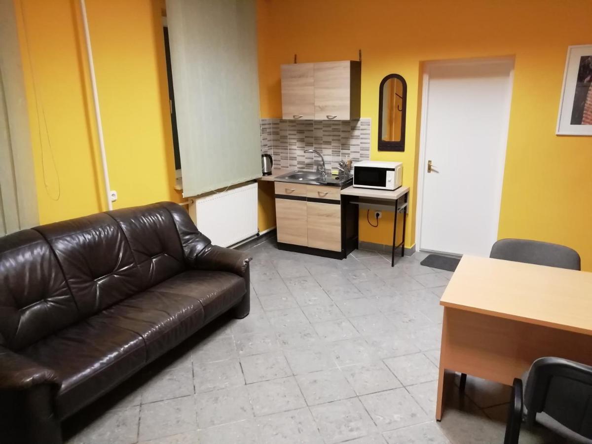 Collingo Belvarosi Szallas Appartement Kazincbarcika Buitenkant foto