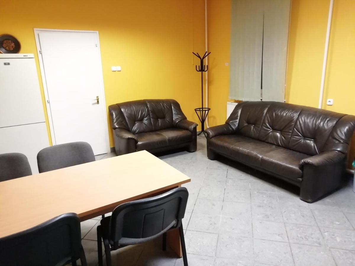 Collingo Belvarosi Szallas Appartement Kazincbarcika Buitenkant foto