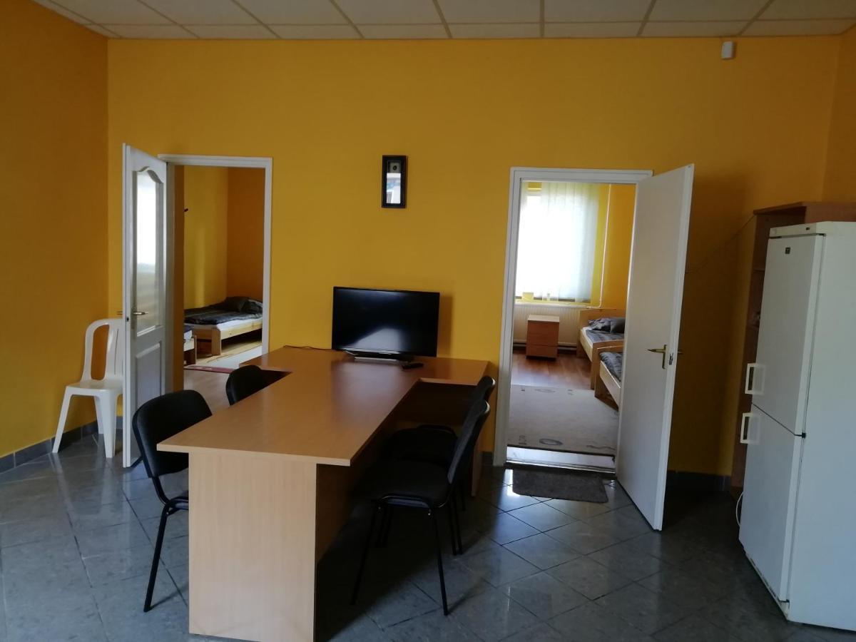 Collingo Belvarosi Szallas Appartement Kazincbarcika Buitenkant foto