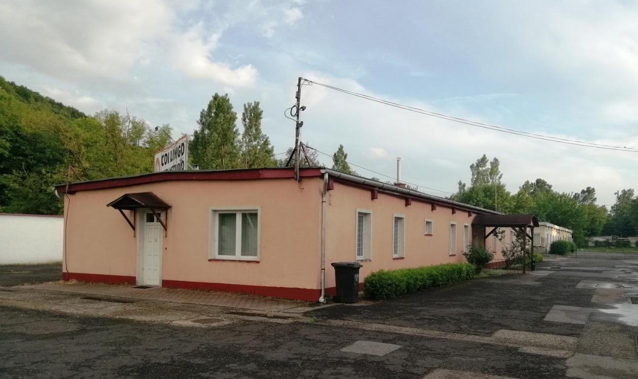 Collingo Belvarosi Szallas Appartement Kazincbarcika Buitenkant foto