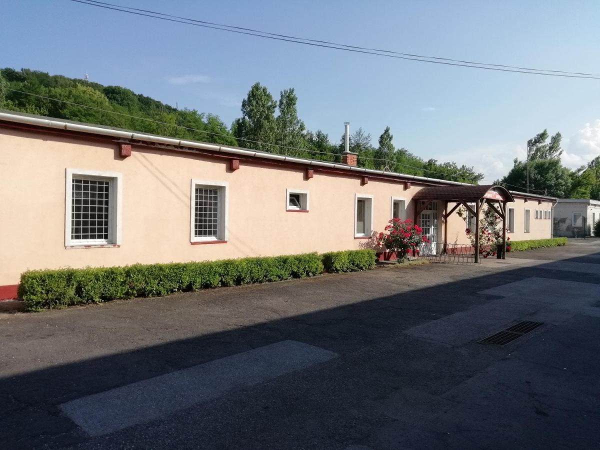 Collingo Belvarosi Szallas Appartement Kazincbarcika Buitenkant foto