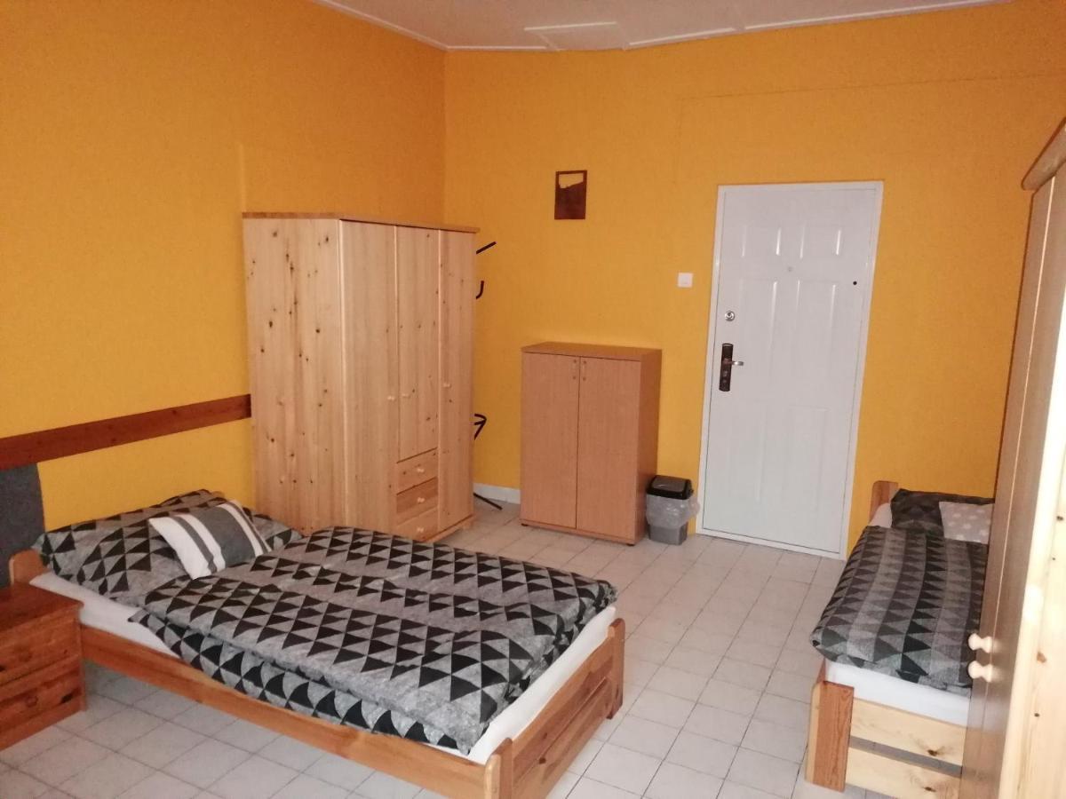 Collingo Belvarosi Szallas Appartement Kazincbarcika Buitenkant foto