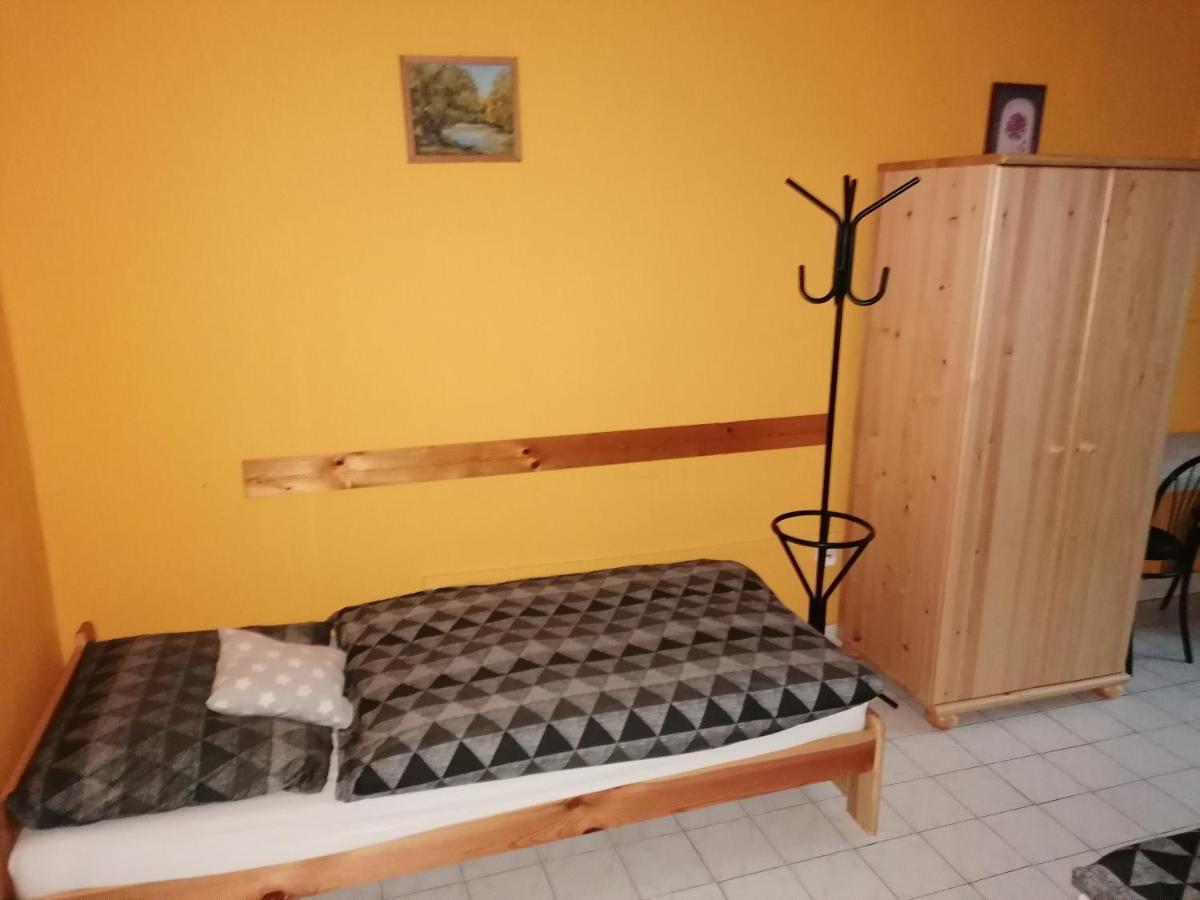 Collingo Belvarosi Szallas Appartement Kazincbarcika Buitenkant foto