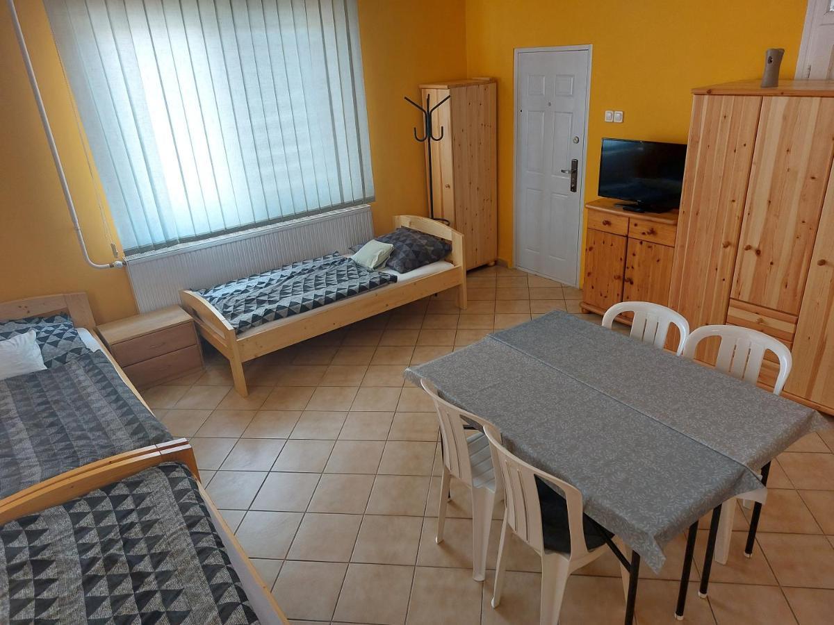 Collingo Belvarosi Szallas Appartement Kazincbarcika Buitenkant foto